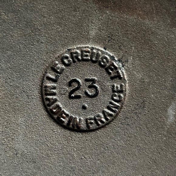 Le Creuset 9” Double Spout Cast Iron Skillet #23 - Picture 5 of 5